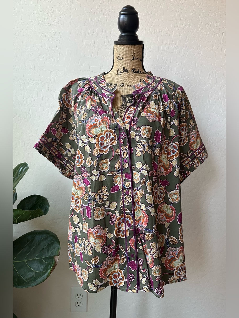 Democracy Women’s Olive Floral Short-Sleeve Button Front Top